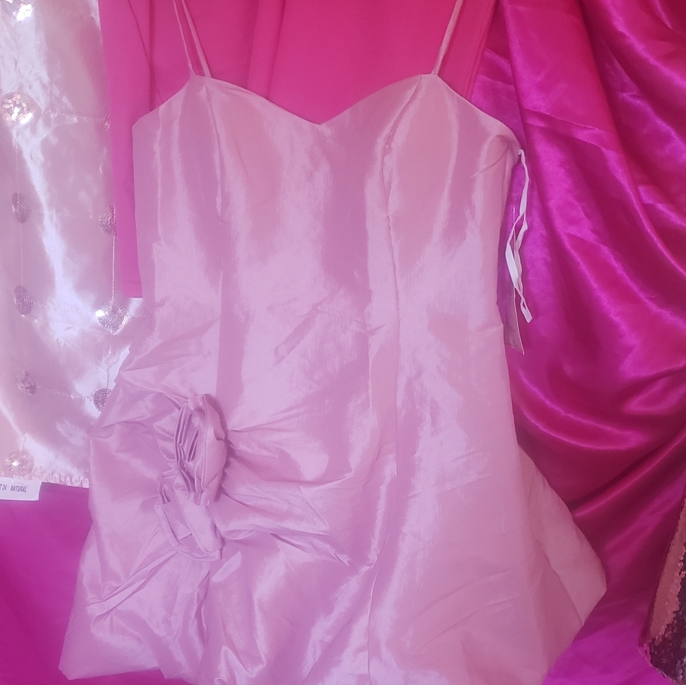 Dress - Picture 4 of 10